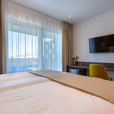 Fortis Ii Bed & Breakfast 4*